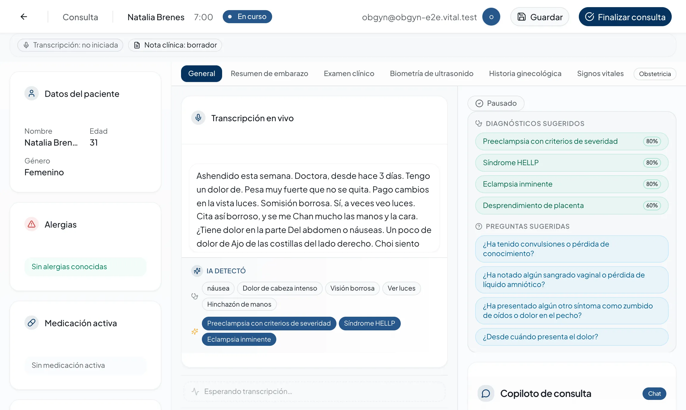 Captura real de una consulta en Vital AI: transcripción, síntomas detectados por IA, diagnósticos candidatos y preguntas sugeridas